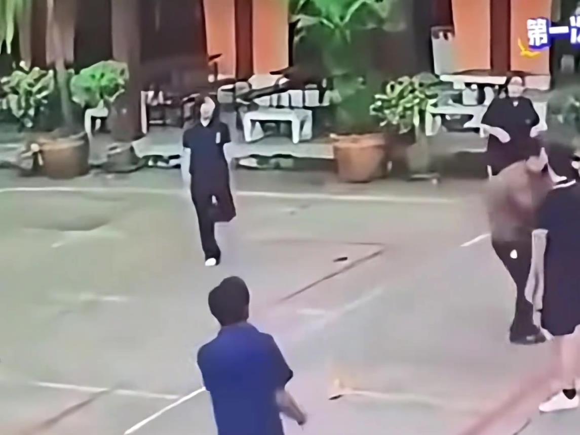 副校长：按计划行事！这位校长太背！短短20秒在球场受3次暴击