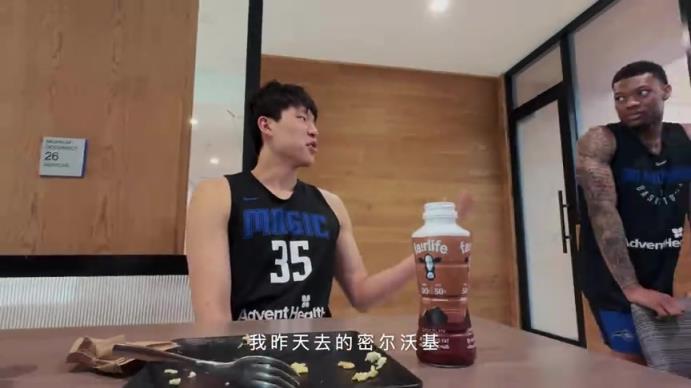 展现适应能力！杨瀚森与同级新秀交流，英语进步神速沟通流畅~