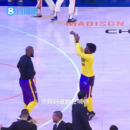 對(duì)隊(duì)友母親太過(guò)熟悉！布朗尼正在投籃，詹姆斯走過(guò)來(lái)提醒：你媽找你！