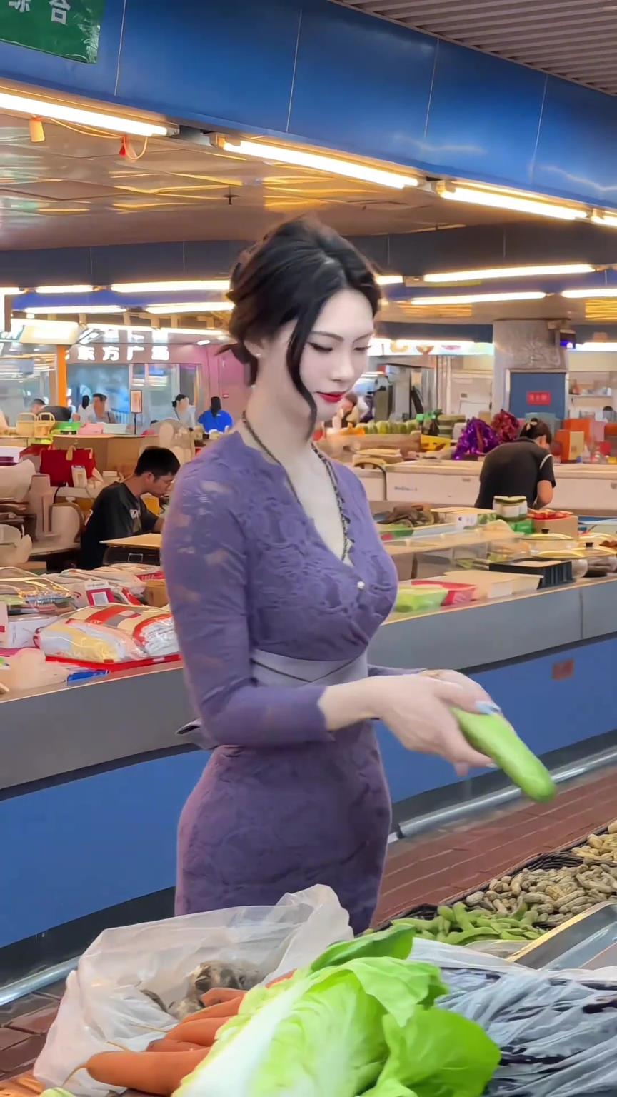 街球女解說盼盼小媽裙逛菜市場(chǎng)：你要記得早點(diǎn)回家