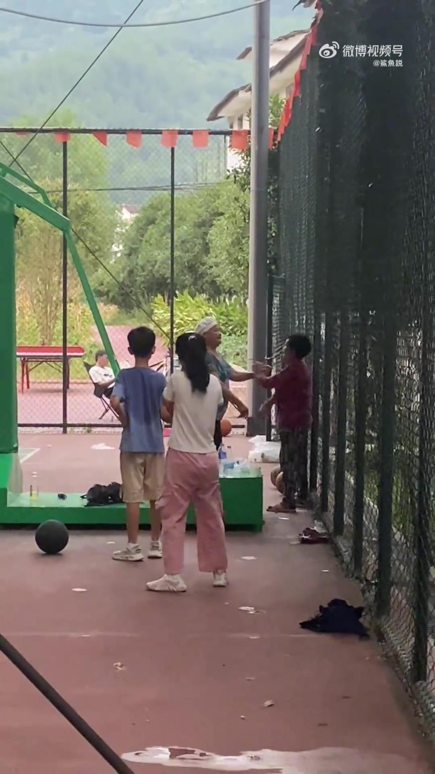 强度很大！篮球场场下瓶子争夺战