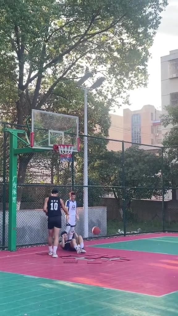 我老弟这个防守如何，怎么判罚？