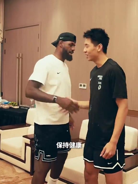 崔永熙調侃詹姆斯：老詹，再來五年！老詹聽后搖了搖頭：NO！