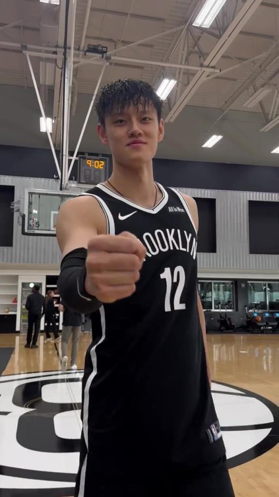 希望能留下来！曾凡博现身篮网媒体日，身披12号战袍！