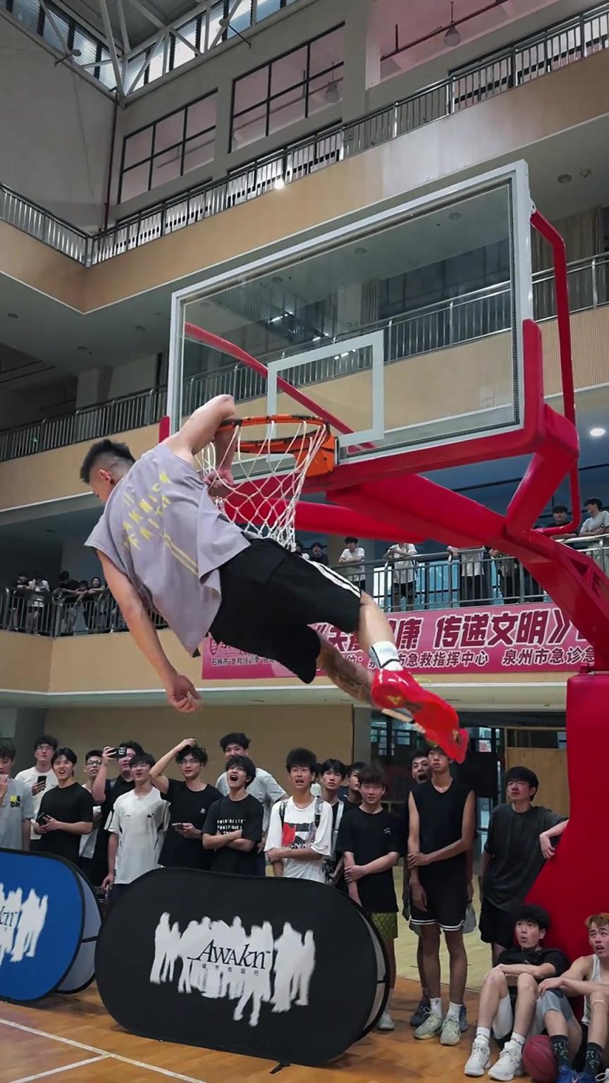 让我看看篮筐上有什么 ...