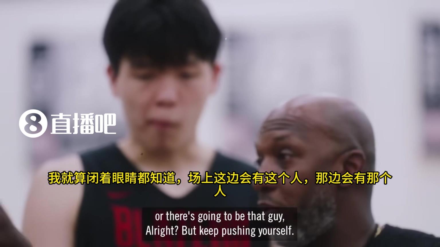 非常谦虚好学！教练比卢普斯发表讲话，杨瀚森在身后不停地点头！