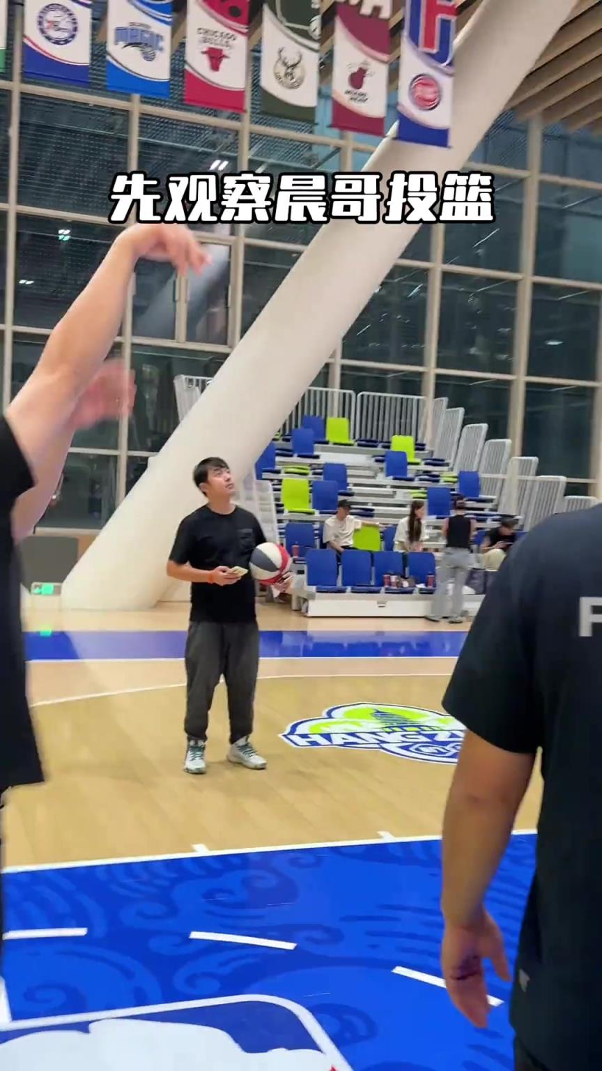 这个私教多少一课？简单指导以后，李晨都可以闭眼罚篮了