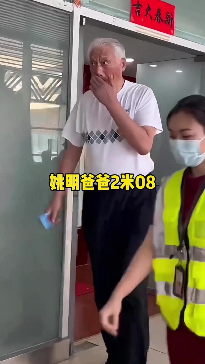 姚明一家平均身高超过2米，真是巨人之家！