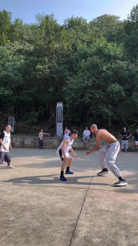 文班休赛期赤膊上身在少林寺打球，这身体谁看了不震撼？