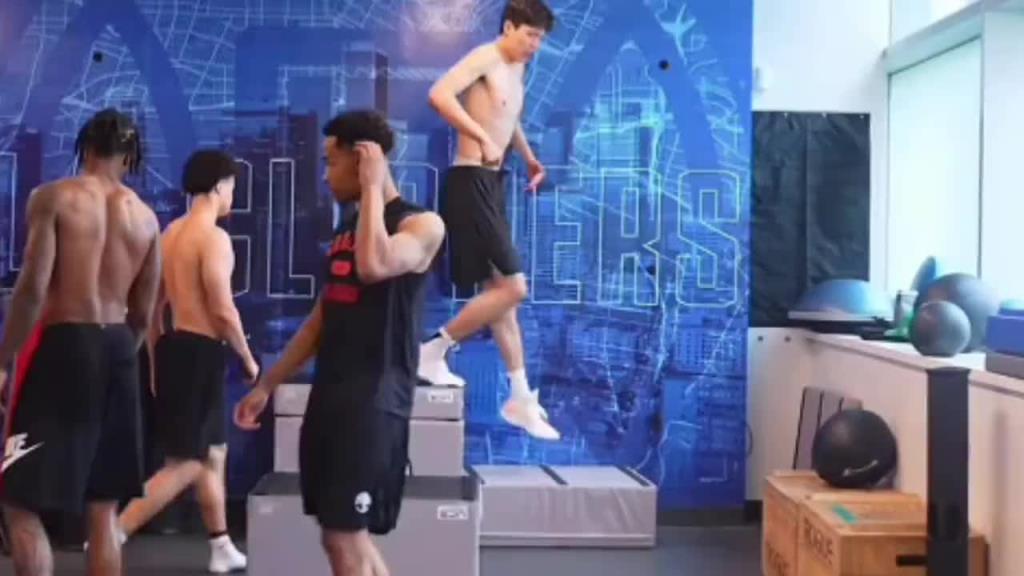 对比半年前杨瀚森身材隐约见腹肌 如今长胖16斤难见肌肉线条条 对比半年前杨瀚森身材隐约见腹肌 如今长胖16斤难见肌肉线条条