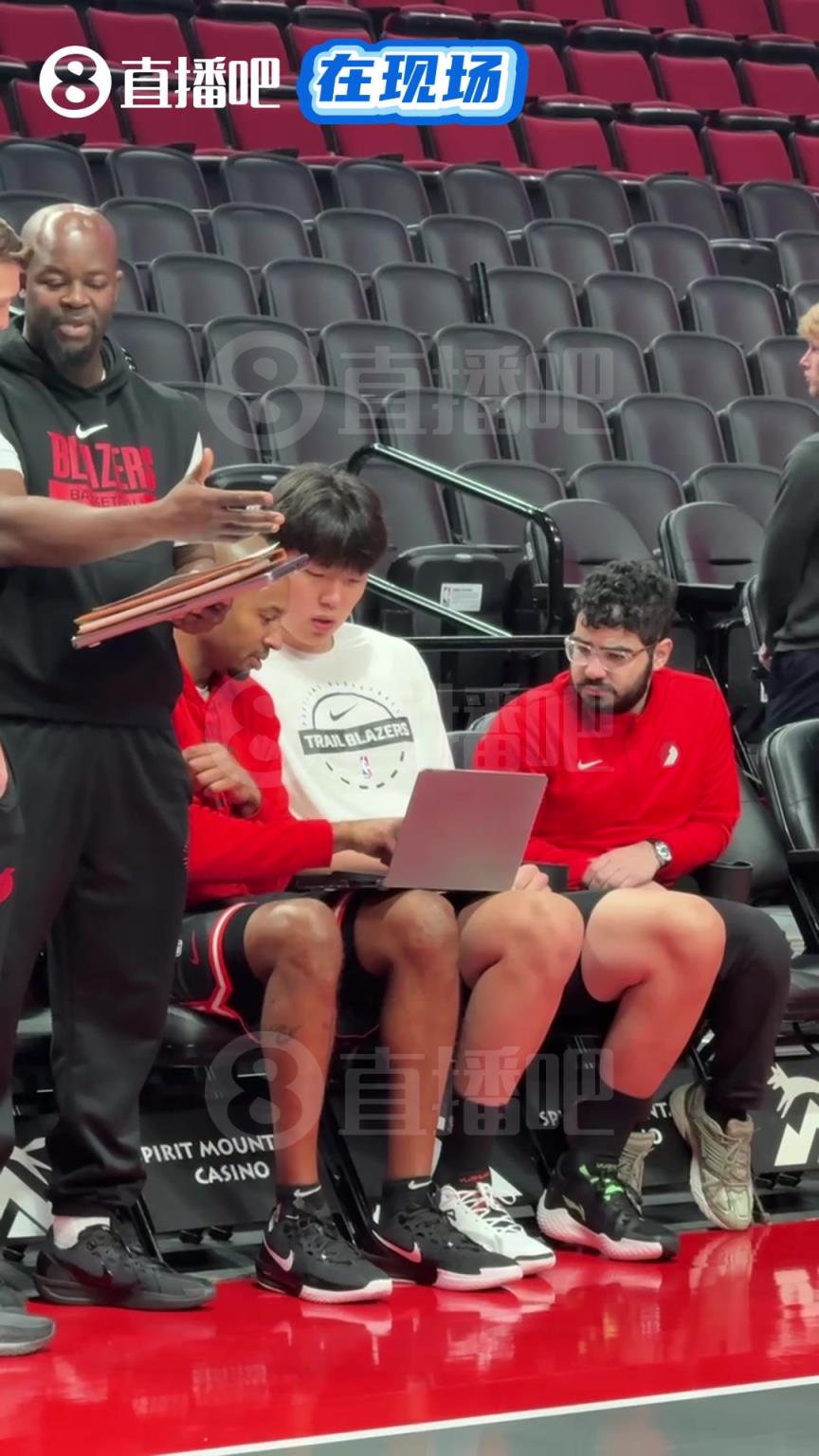 在聊什么?杨瀚森赛前与助教人员积极沟通,无需翻译! 在聊什么?杨瀚森赛前与助教人员积极沟通,无需翻译!