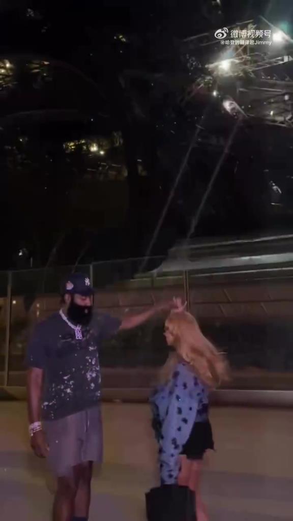 这身材确实很棒!哈登万圣节又去陪女朋友了 这身材确实很棒!哈登万圣节又去陪女朋友了