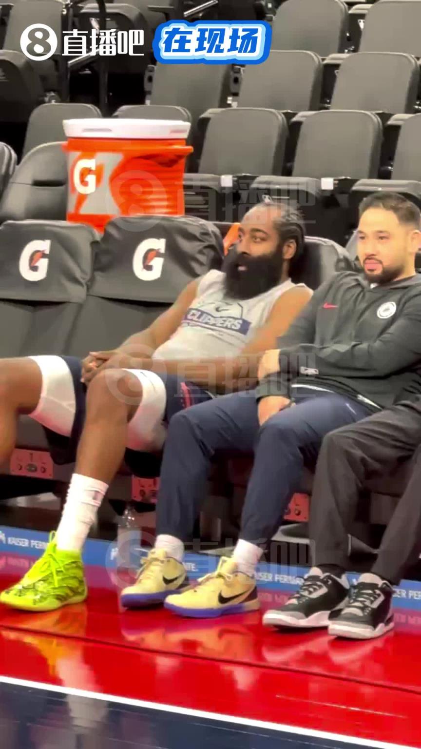 這球鞋配色如何？登哥賽前在板凳上癱著發(fā)呆，很愜意啊~