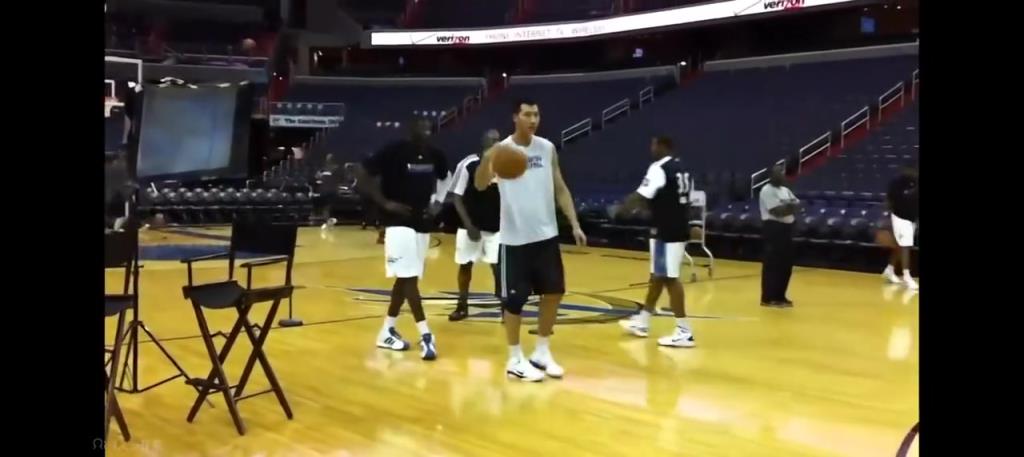 奇才時期的易建聯(lián)，雖然已經(jīng)淪為替補，但這身肌肉看著太壯實了！