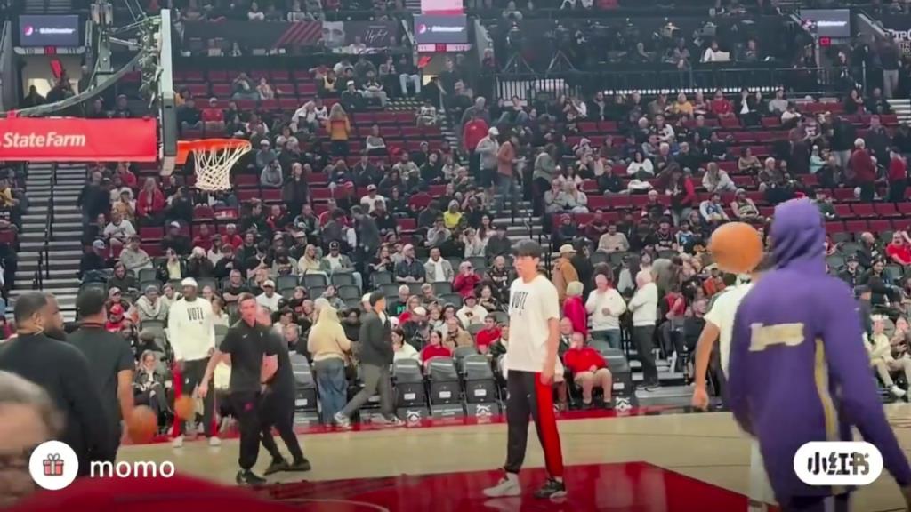 這也差太多了吧？網(wǎng)友對(duì)比楊瀚森和姚明訓(xùn)練中的動(dòng)作速率