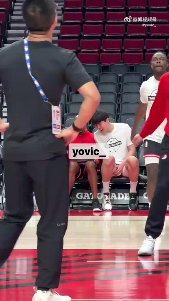 隊(duì)記：楊瀚森在上場(chǎng)熱身前，獨(dú)自和教練組一起看錄像、交流細(xì)節(jié)