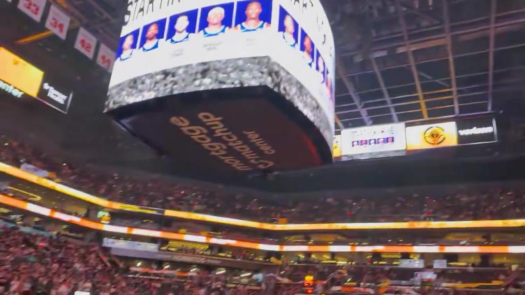 狂嘘!上赛季在太阳领5000万的比尔,回菲尼克斯被全场球迷嘘 狂嘘!上赛季在太阳领5000万的比尔,回菲尼克斯被全场球迷嘘