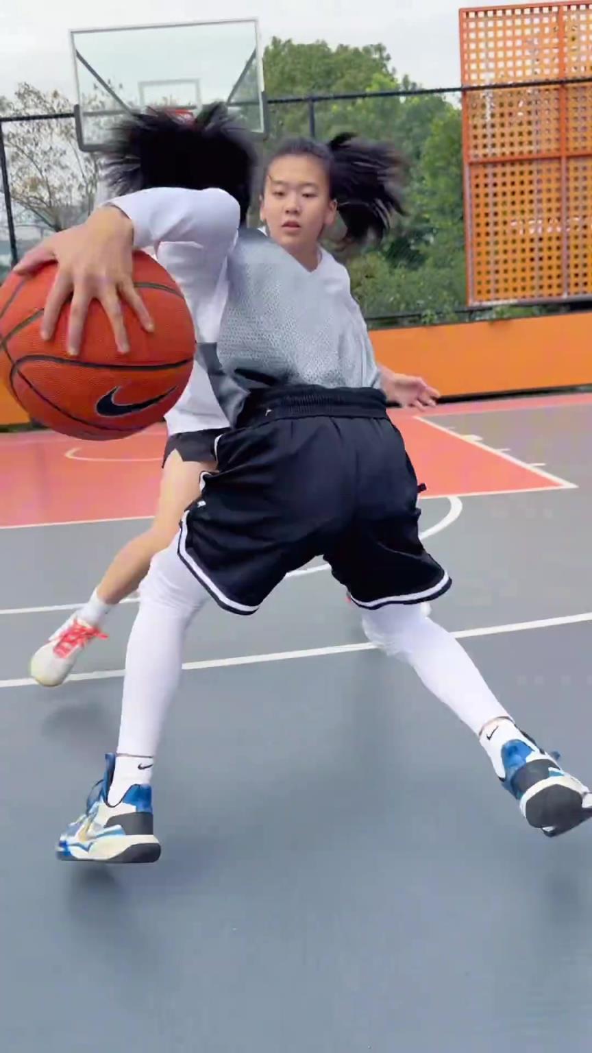 原来是空间束缚住了小菜鸡!来到大场地篮球场1v1随便过奥妮尔 原来是空间束缚住了小菜鸡!来到大场地篮球场1v1随便过奥妮尔