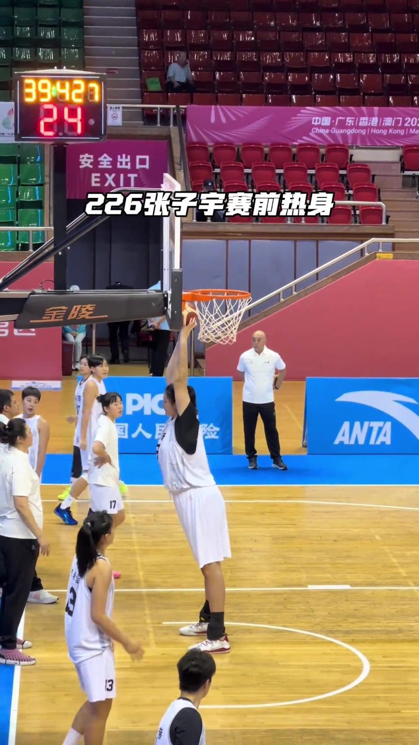 篮球从未如此简单!从张子宇跳球开始比赛失去悬念!对手都笑了 篮球从未如此简单!从张子宇跳球开始比赛失去悬念!对手都笑了