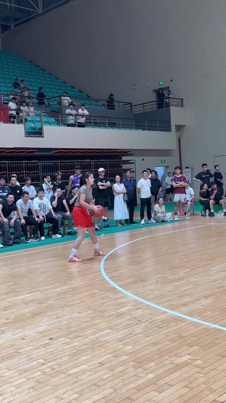 甩过来的汗都是香的!看投篮姿势 这群妹子打球水平感觉不俗! 甩过来的汗都是香的!看投篮姿势 这群妹子打球水平感觉不俗!