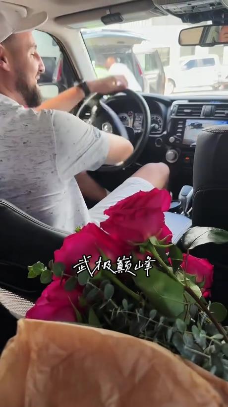 “克莱接机女友~因为迟到了克莱向女友梅根道歉~” “克莱接机女友~因为迟到了克莱向女友梅根道歉~”