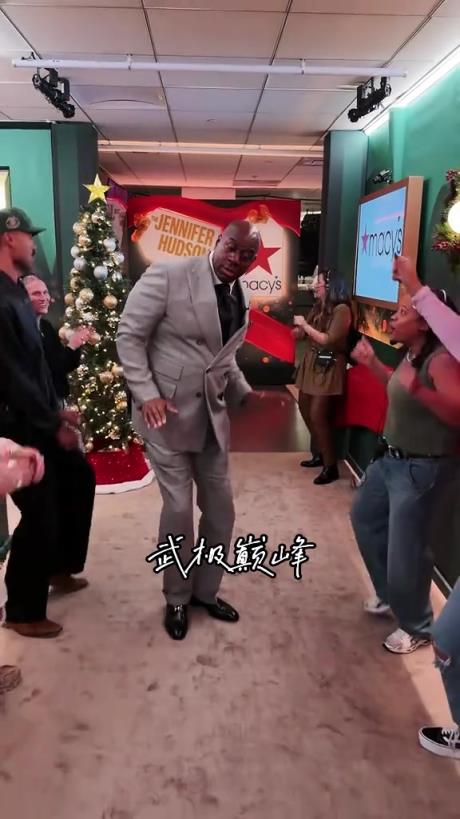 “越活越年轻了~66岁的湖人名宿魔术师约翰逊大秀舞技活力满满” “越活越年轻了~66岁的湖人名宿魔术师约翰逊大秀舞技活力满满”