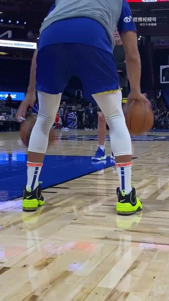 換球鞋換上癮了!庫裏賽前訓練換上了耐克的便士2代 換球鞋換上癮了!庫裏賽前訓練換上了耐克的便士2代