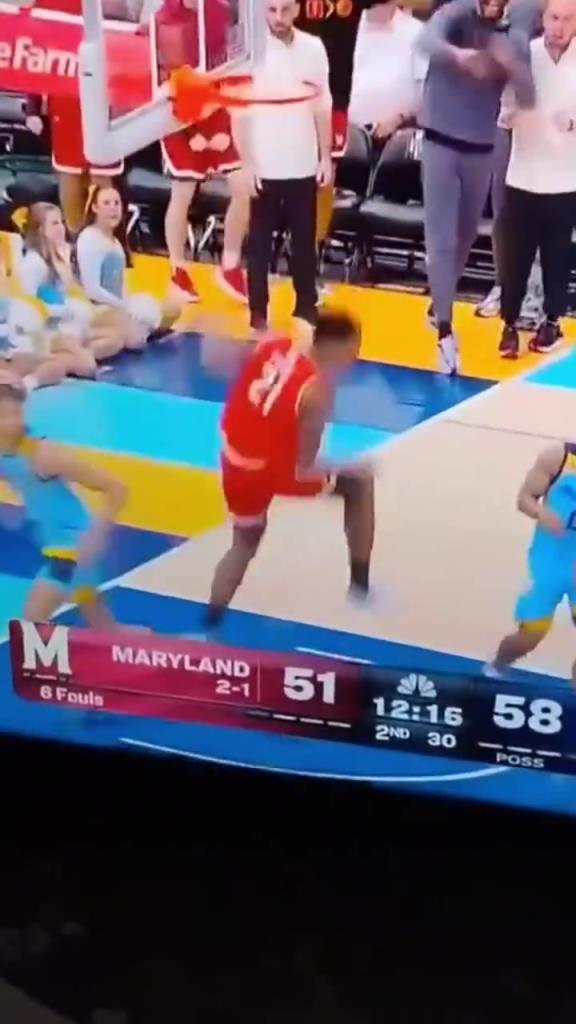 太嚇人了！NCAA驚現(xiàn)一球員扣完籃之后落地直接劈叉，扯到蛋了