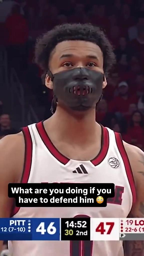 活久見！一名NCAA球員帶著特殊的皮質面罩進行比賽