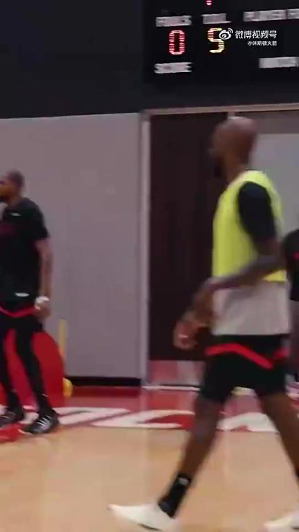 不简单！谢泼德此前在训练中单挑杜兰特，非常丝滑的勾手打板命中