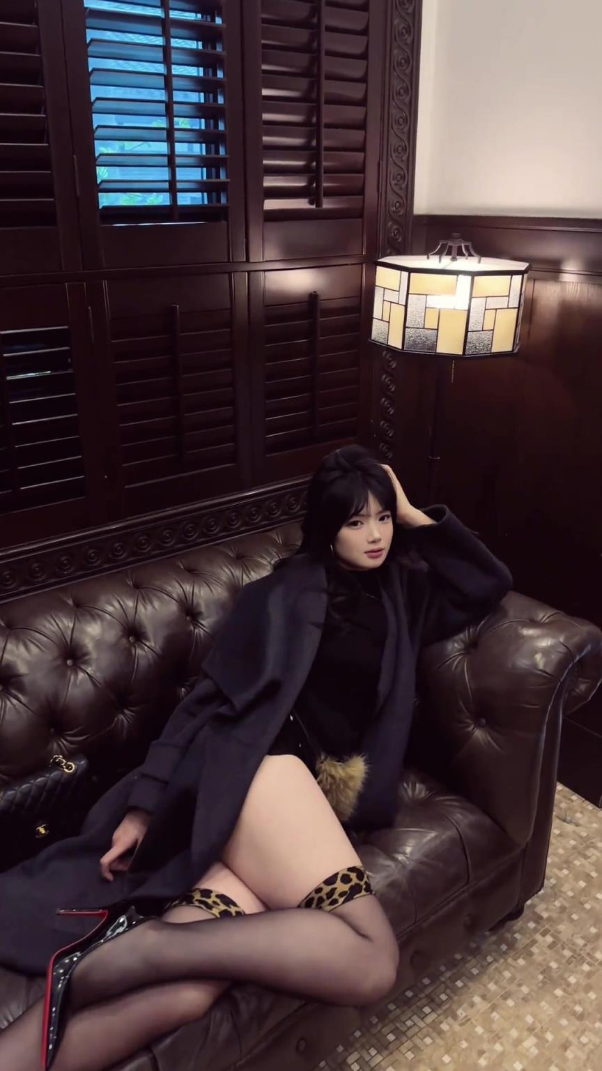 换风格了?篮球网红哎哟薇这身御姐黑丝自拍如何? 换风格了?篮球网红哎哟薇这身御姐黑丝自拍如何?