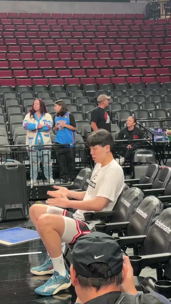 杨瀚森今天穿城市球衣对应的波特兰机场配色李宁驭帅20球鞋