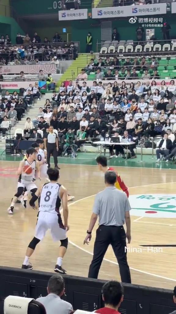 一言难尽!周琦拿下篮板后长传离谱失误,随后下一回合快攻廖三宁也失误!