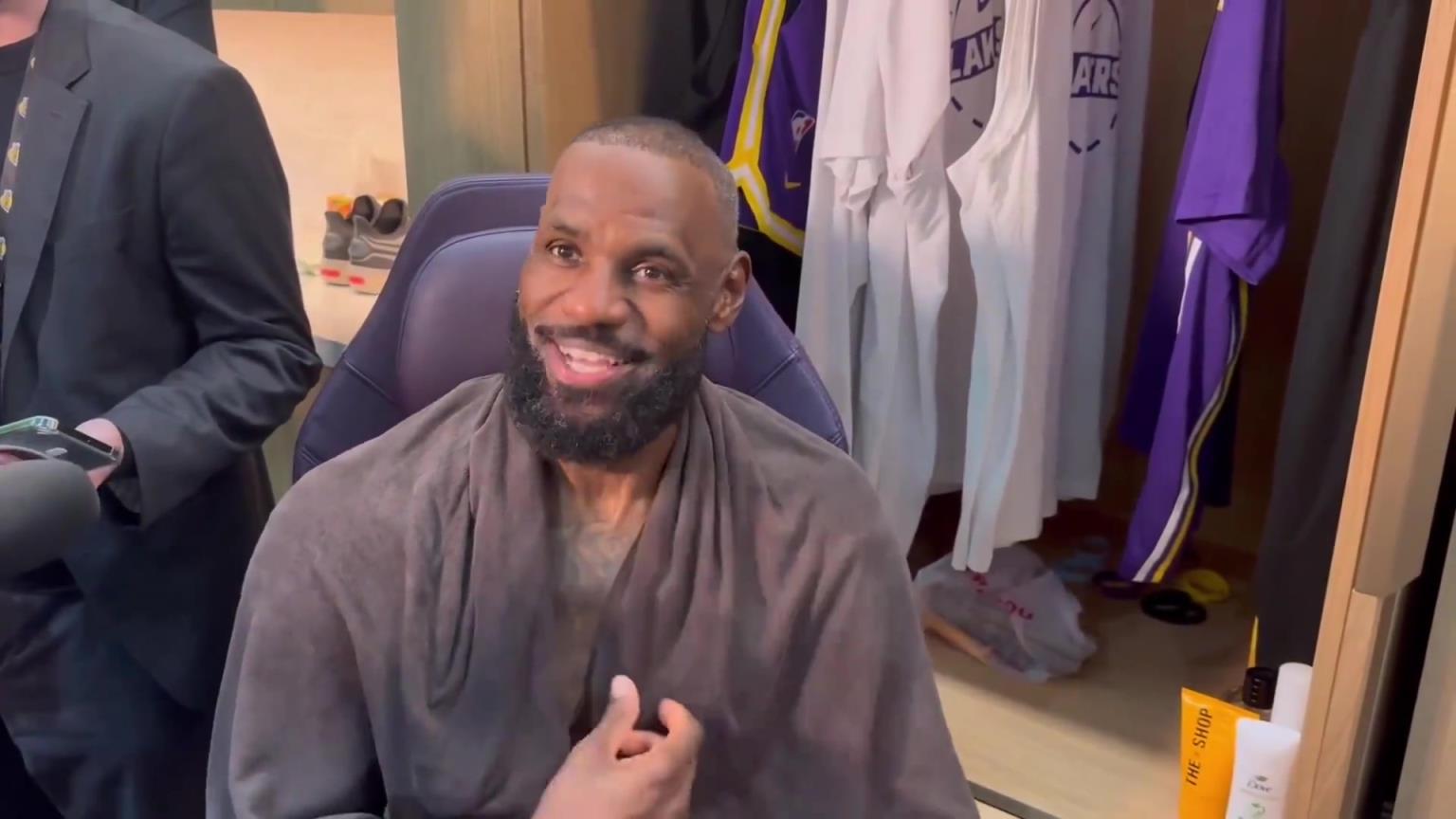 输给太阳后，老詹心情还不错。大方承认自己老了