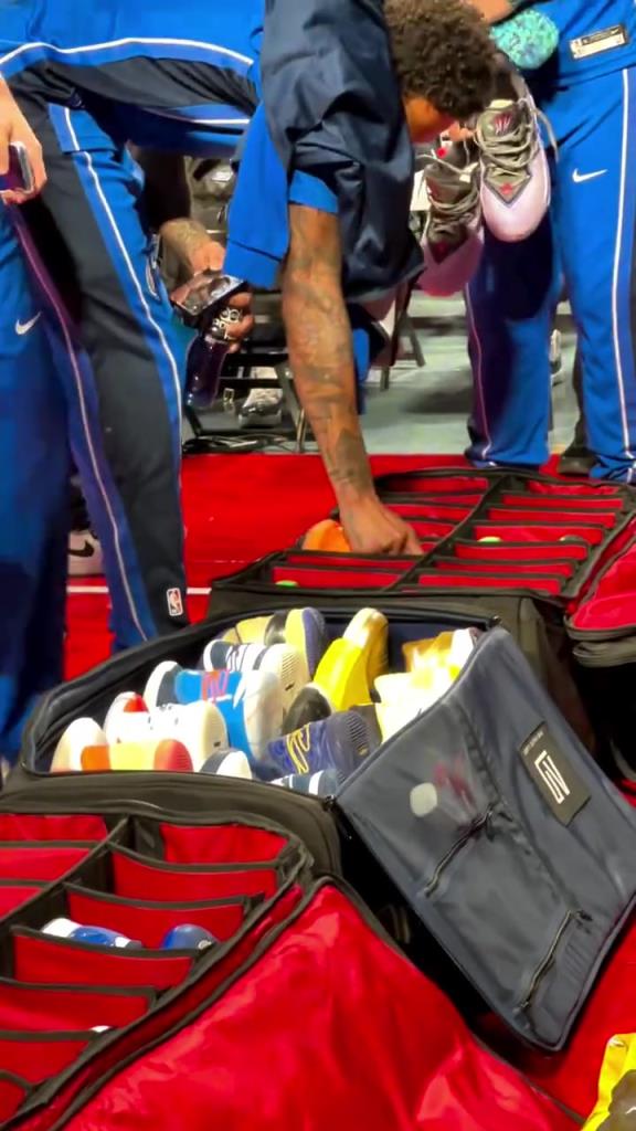 一支NBA球队赛前要准备多少鞋子?有谁知道这些鞋子都是谁的呢?