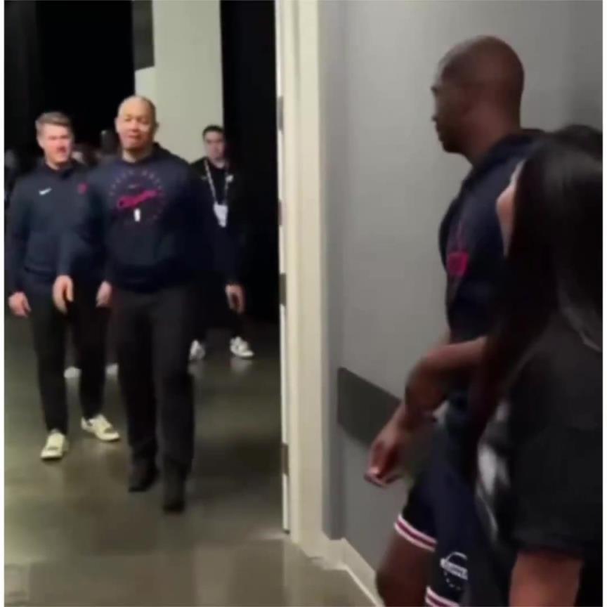 美媒晒视频:泰伦·卢曾撞见保罗在和他的女朋友聊天 美媒晒视频:泰伦·卢曾撞见保罗在和他的女朋友聊天