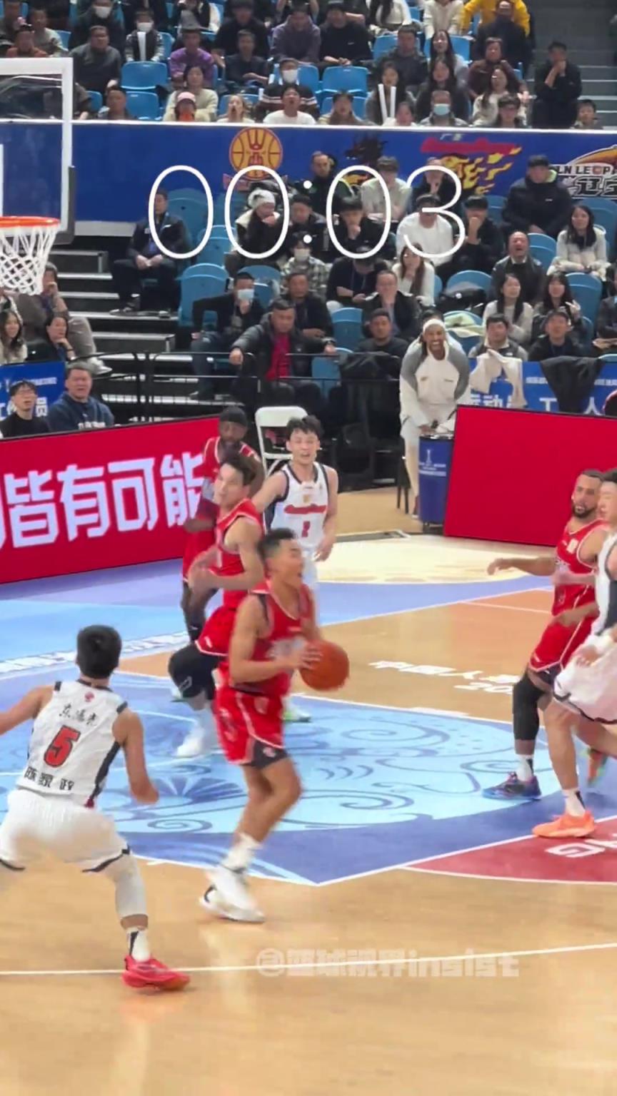 “精彩的绝杀!这应该是CBA最远的三分了吧!” “精彩的绝杀!这应该是CBA最远的三分了吧!”