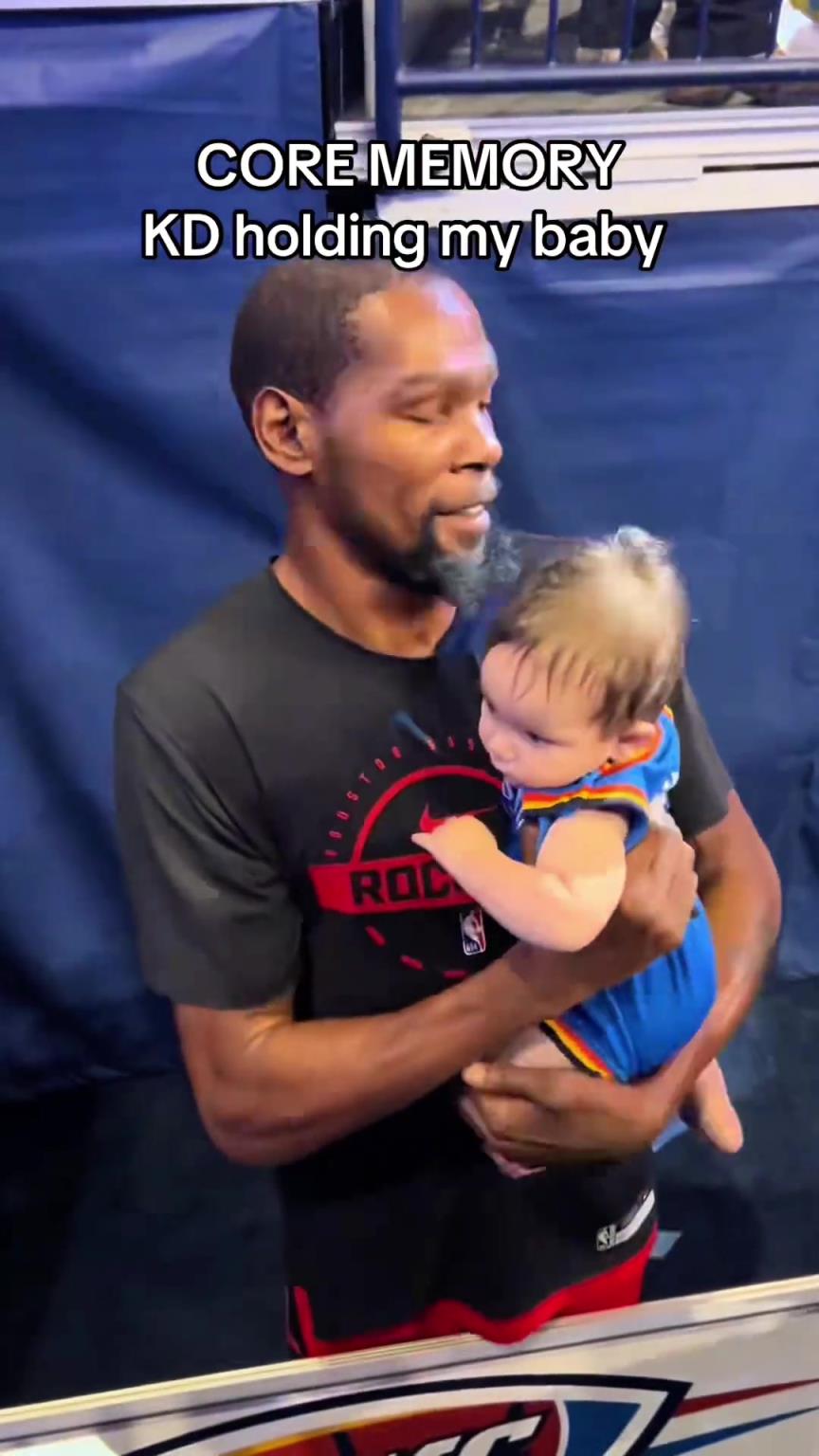 杜兰特抱着雷霆粉丝的孩子,看不出来手法还挺专业的