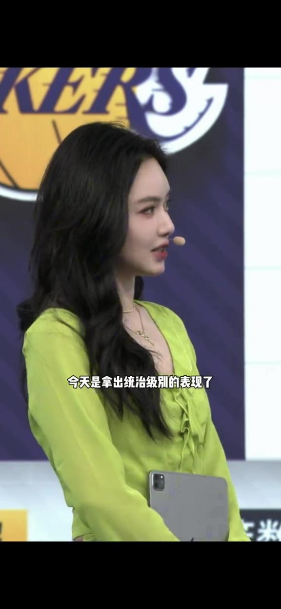 年迈的国王还在发力,娜姐看到老詹那么厉害,脸上的笑容都更多了