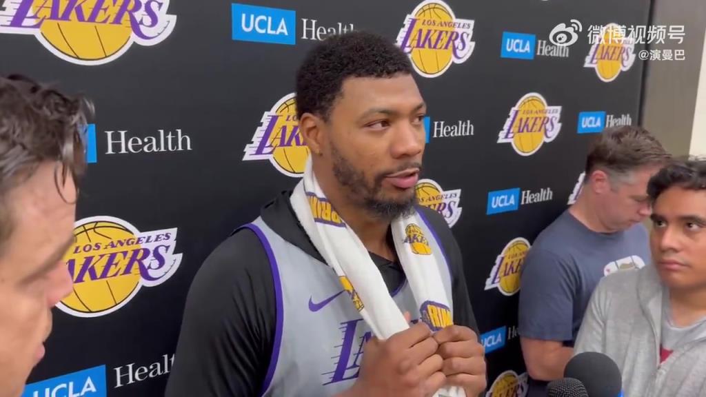 斯玛特谈加盟湖人意义:如同重获新生!就像小孩子开学第一天那样 斯玛特谈加盟湖人意义:如同重获新生!就像小孩子开学第一天那样