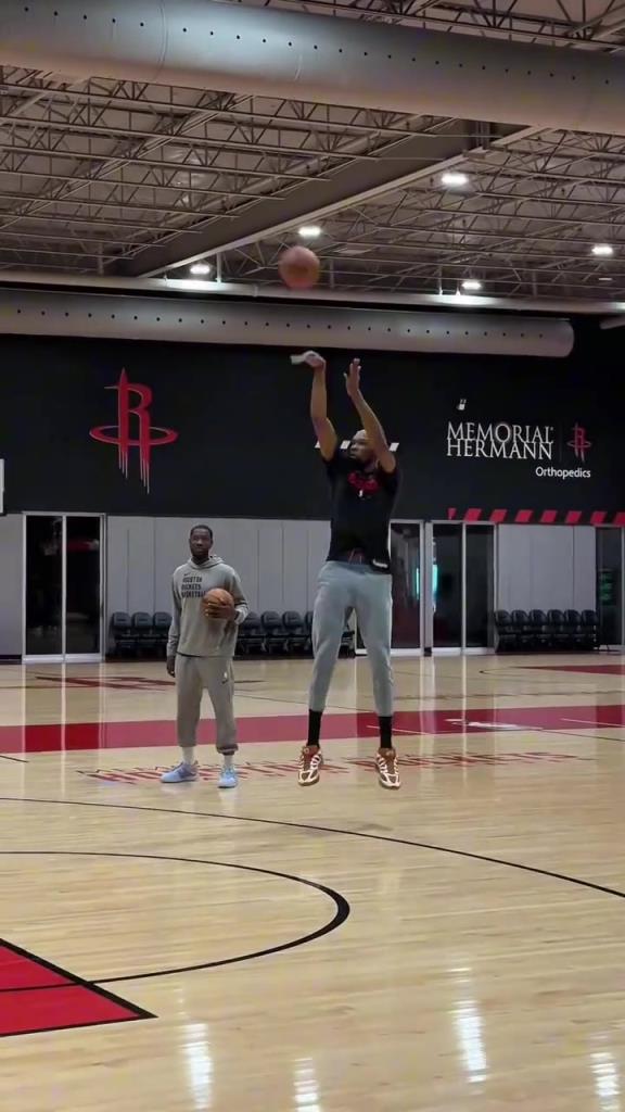 独自加练的KD!丝滑的转身跳投依然美如画