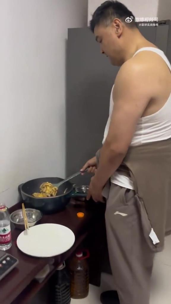 在战神刘玉栋面前,感觉这些锅碗瓢盆都小了一号