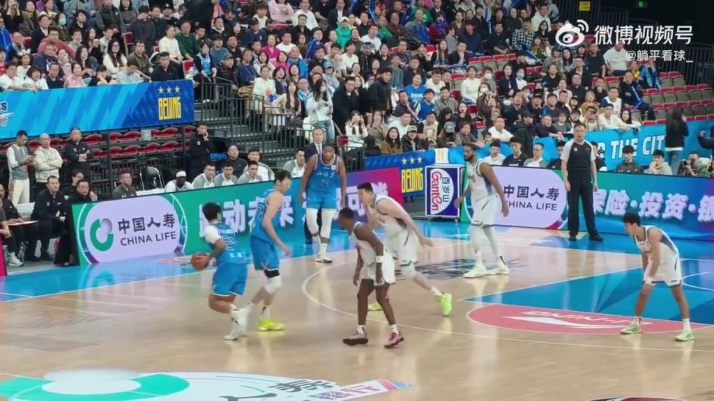 就是这么不讲理!赵睿外线单打,借周琦掩护直接飚进超远三分!
