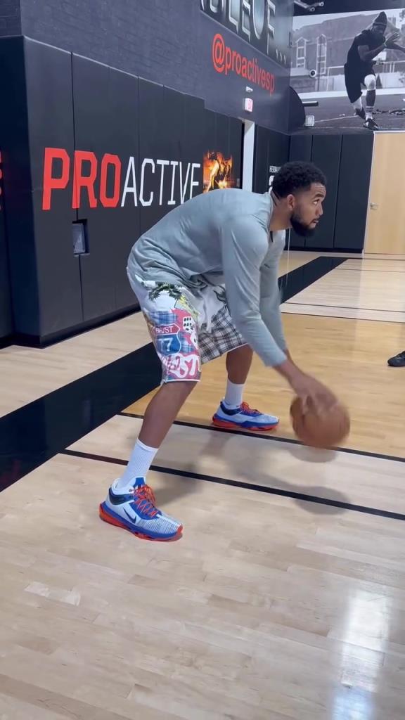 来看看唐斯这运球基本功,这手活是真的6啊!