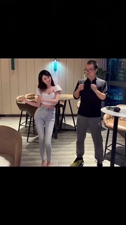 徐静雨此前跟网红蛋宝挑战APT舞蹈,这跳的什么水平?