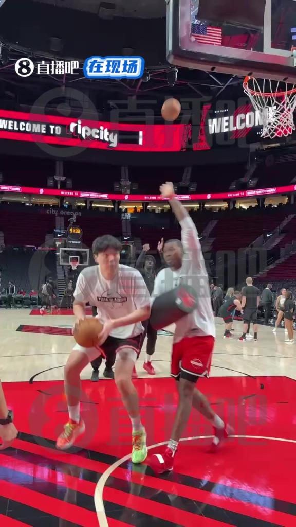 听声音强度还不小！杨瀚森赛前训练疯狂冲撞训练师练对抗