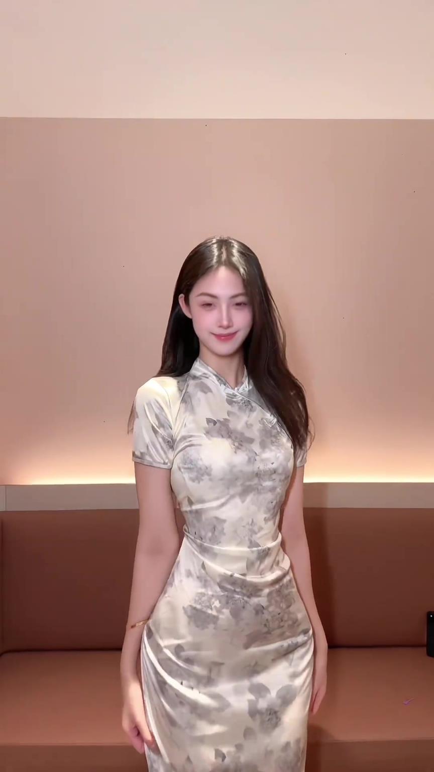 身材比例是真实的吗女篮卓识晒紧身旗袍舞蹈：女儿心总如水