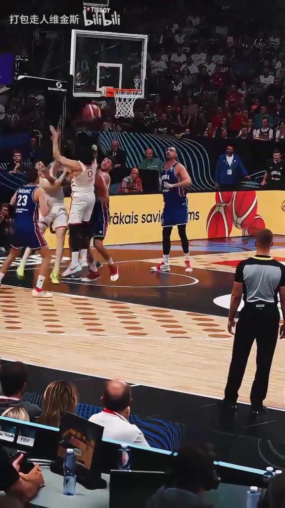 對(duì)位老師傅！國(guó)際賽場(chǎng)申京面對(duì)約基奇連續(xù)點(diǎn)搶籃板，打成2＋1！