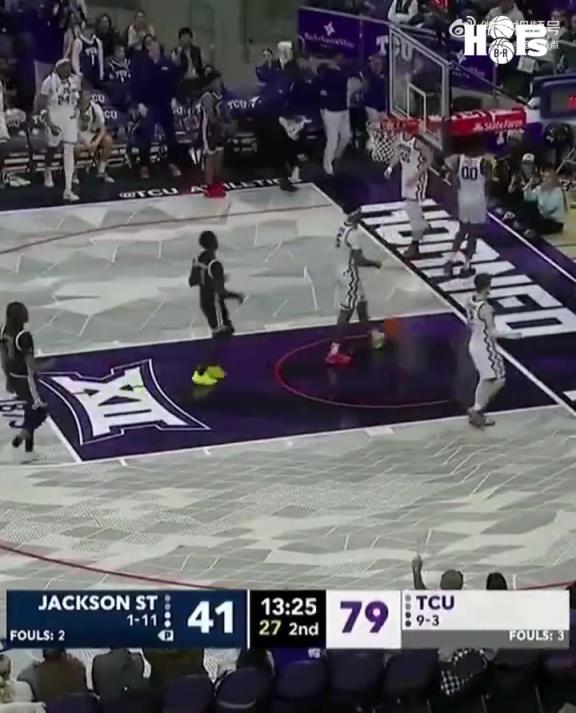 美國大學生上演逆天空接轉身背扣，這身體素質太炸了！