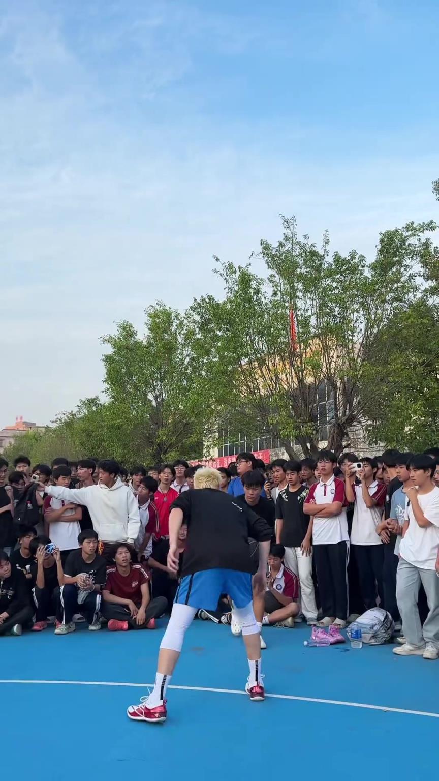 太帥了！小哥曬視頻：黑人能做到的 我穿黑衣就能比他們強(qiáng)